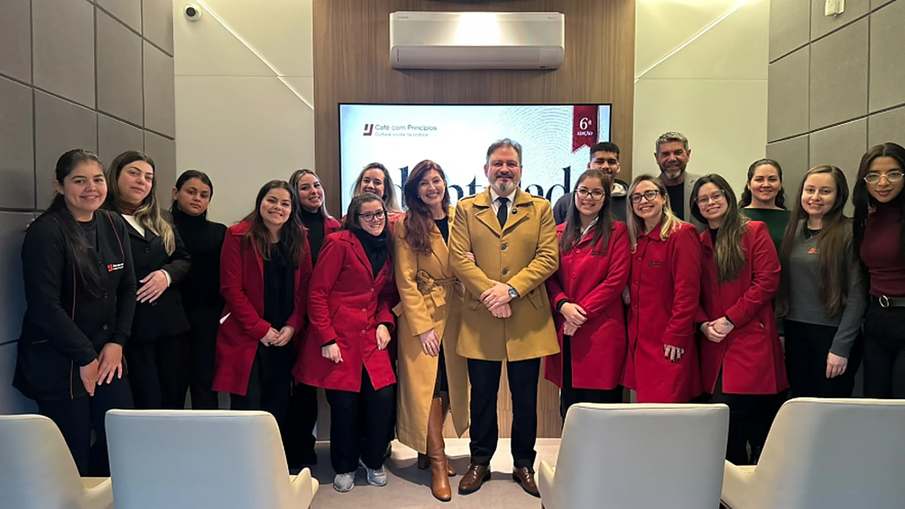 Equipe da J. Marquezan Contabilidade Empresarial reunida na sala de reuniões do escritório